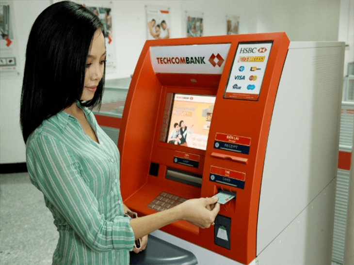 Cách sử dụng thẻ ATM Techcombank lần đầu cho người mới